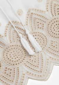 Renee - Biało-Beżowa Bawełniana Spódnica Casual w Stylu Boho Ozdobiona Wycięciami i Haftowanymi Wzorami Hermat. Okazja: na co dzień. Stan: podwyższony. Kolor: beżowy. Materiał: bawełna. Wzór: aplikacja, haft. Styl: casual, boho #4