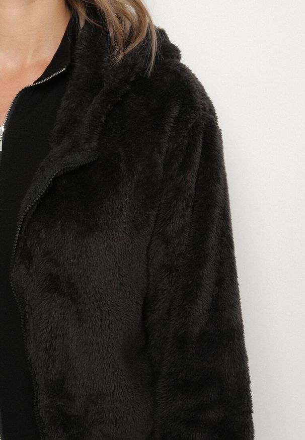 Born2be - Czarna Futerkowa Bluza z Kapturem i Suwakiem Sinatila. Okazja: na spacer, na co dzień, do domu. Typ kołnierza: kaptur. Kolor: czarny. Materiał: zamsz. Długość rękawa: długi rękaw. Długość: długie. Styl: casual