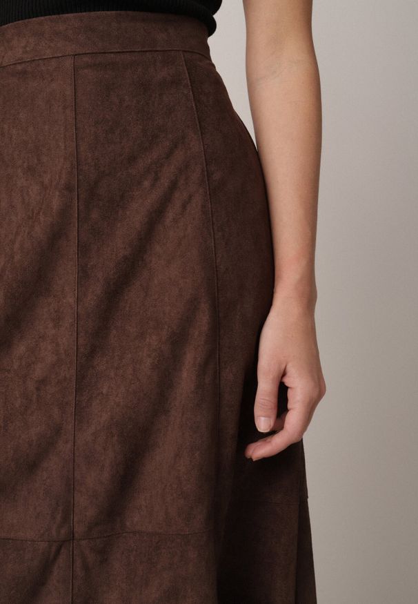 Born2be - Brązowa Rozkloszowana Spódnica z Imitacji Zamszu Basara. Okazja: na co dzień, do pracy, na spotkanie biznesowe. Kolor: brązowy. Materiał: zamsz. Styl: klasyczny, casual, biznesowy, elegancki