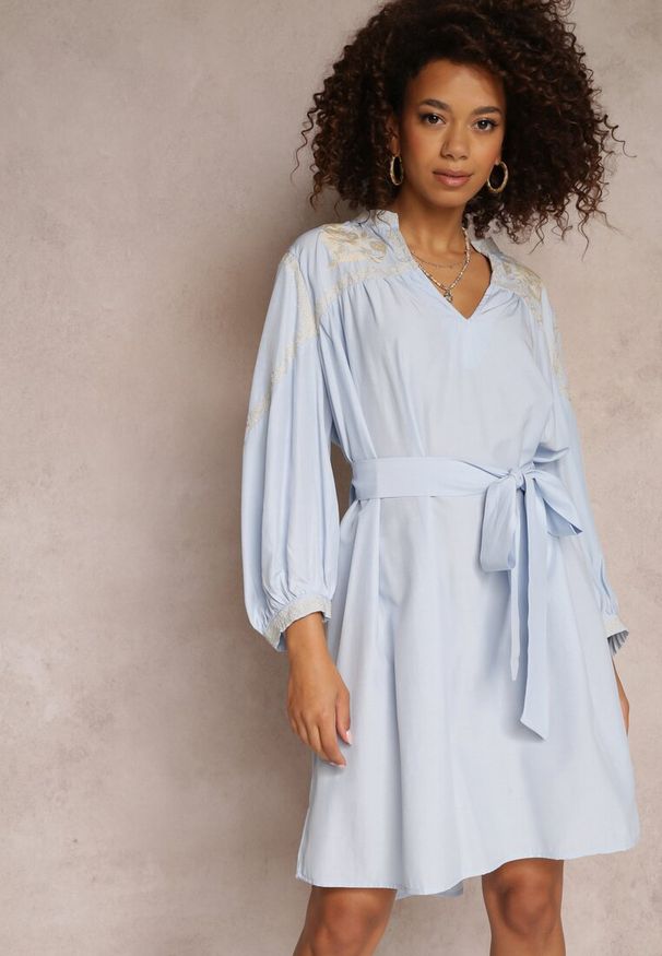 Renee - Niebieska Pudełkowa Sukienka Mini z Wiązanym Paskiem i Haftem Eudas. Kolor: niebieski. Materiał: materiał. Wzór: haft. Długość: mini