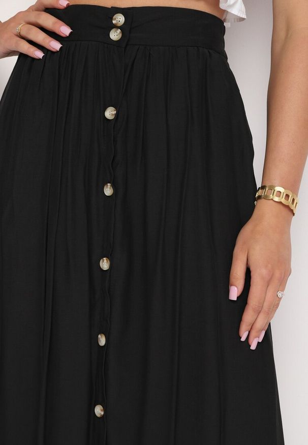 Born2be - Czarna Spódnica Maxi z Guzikami i Gumką w Pasie Aurorsa. Okazja: na co dzień. Kolor: czarny. Styl: elegancki, klasyczny, casual