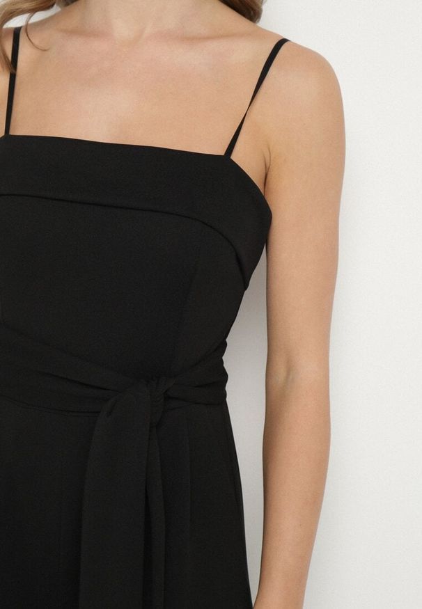 Born2be - Czarny Kombinezon Ozdobiony Paskiem z Szerokimi Nogawkami Deolise. Kolor: czarny. Długość rękawa: na ramiączkach. Wzór: aplikacja. Styl: elegancki