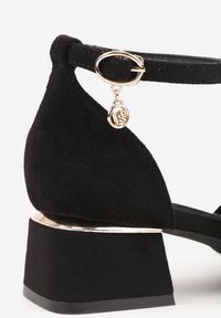 Renee - Czarne Czółenka Vices na Słupku z Wkładką ze Skóry Naturalnej i Metaliczną Ozdobą Velori. Okazja: na spotkanie biznesowe, do pracy. Zapięcie: sprzączka. Kolor: czarny. Materiał: skóra. Wzór: aplikacja. Obcas: na słupku. Styl: biznesowy, wizytowy. Wysokość obcasa: średni #6