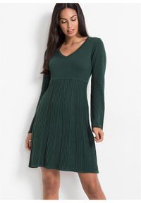 bonprix - Sukienka dzianinowa. Typ kołnierza: dekolt w serek. Kolor: zielony. Materiał: dzianina. Wzór: gładki, prążki, ze splotem #1