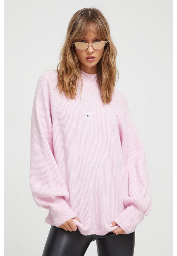 Tommy Jeans sweter damski kolor różowy z półgolfem. Kolor: różowy. Materiał: poliester, dzianina. Długość rękawa: raglanowy rękaw
