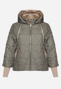 Born2be - Zielona Pikowana Kurtka z Kapturem i Przedłużonym Tyłem Tulunia. Okazja: na spacer. Typ kołnierza: kaptur. Kolekcja: plus size. Kolor: zielony. Materiał: jeans. Wzór: aplikacja. Styl: elegancki #7