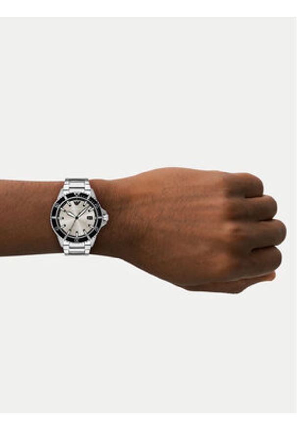 Emporio Armani Zegarek World Explorer AR11683 Srebrny. Kolor: srebrny