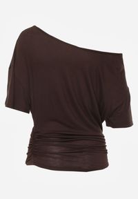 Born2be - Brązowa Wiskozowa Bluzka Nietoperzowa na Jedno Ramię z Marszczeniem w Talii Bolea. Okazja: do pracy, na co dzień, na spotkanie biznesowe. Kolor: brązowy. Materiał: wiskoza. Długość: długie. Styl: elegancki, biznesowy, klasyczny, casual #6