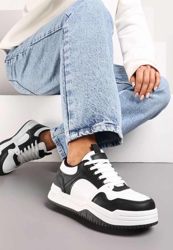 Renee - Czarno-Białe Sneakersy na Grubej Podeszwie z Cholewką Przed Kostkę Alriel. Wysokość cholewki: przed kostkę. Kolor: czarny. Szerokość cholewki: normalna
