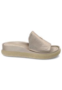 CheBello - Złote Klapki Chebello Stylowe Obuwie Damskie. Okazja: na co dzień. Kolor: złoty. Materiał: materiał. Wzór: gładki. Styl: elegancki #7