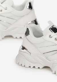 Renee - Białe Sportowe Sneakersy na Grubej Podeszwie z Ozdobnymi Aplikacjami Sossi. Nosek buta: okrągły. Kolor: biały. Wzór: aplikacja #2