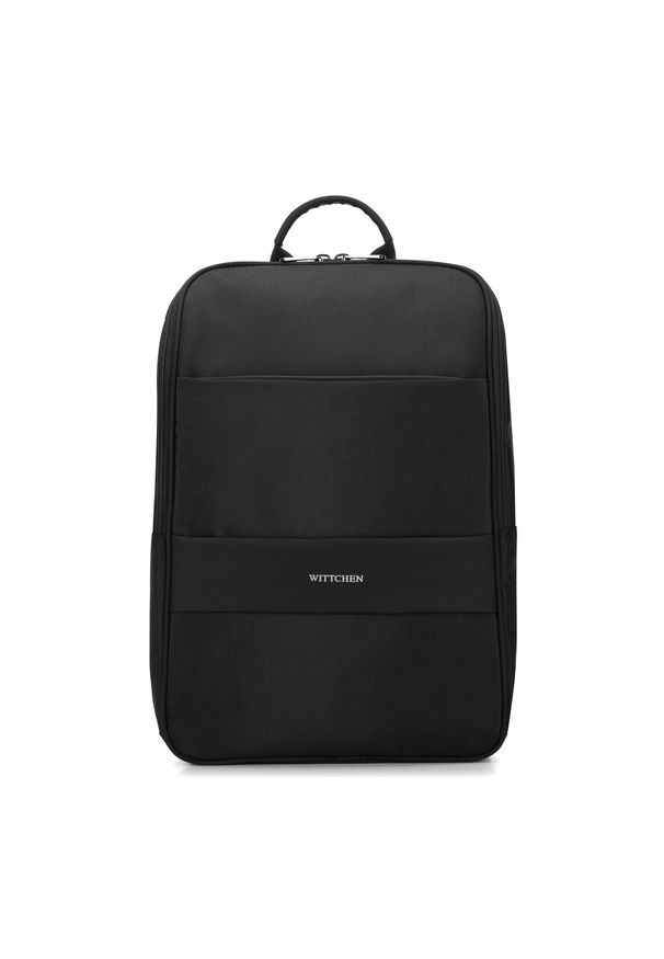 Wittchen - Męski plecak na laptopa 15,6” z zaokrągloną klapą czarny. Kolor: czarny. Materiał: poliester. Wzór: napisy, aplikacja. Styl: klasyczny
