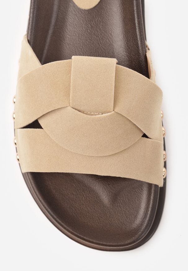 Born2be - Beżowe Klapki z Przeplatanymi Paskami i Nitami przy Podeszwie Marivyn. Okazja: na co dzień, na randkę. Kolor: beżowy. Materiał: len. Sezon: lato. Styl: casual, elegancki