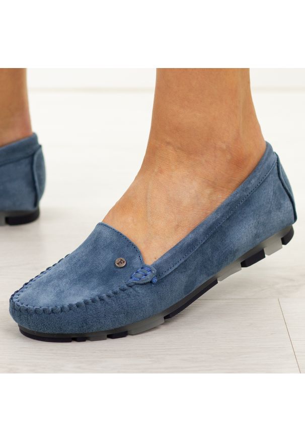 Niebieskie skórzane mokasyny damskie Filippo Dp2037/26. Okazja: na co dzień, na spacer. Nosek buta: okrągły. Kolor: niebieski. Materiał: skóra, zamsz. Sezon: wiosna, lato. Obcas: na obcasie. Styl: casual, klasyczny, elegancki