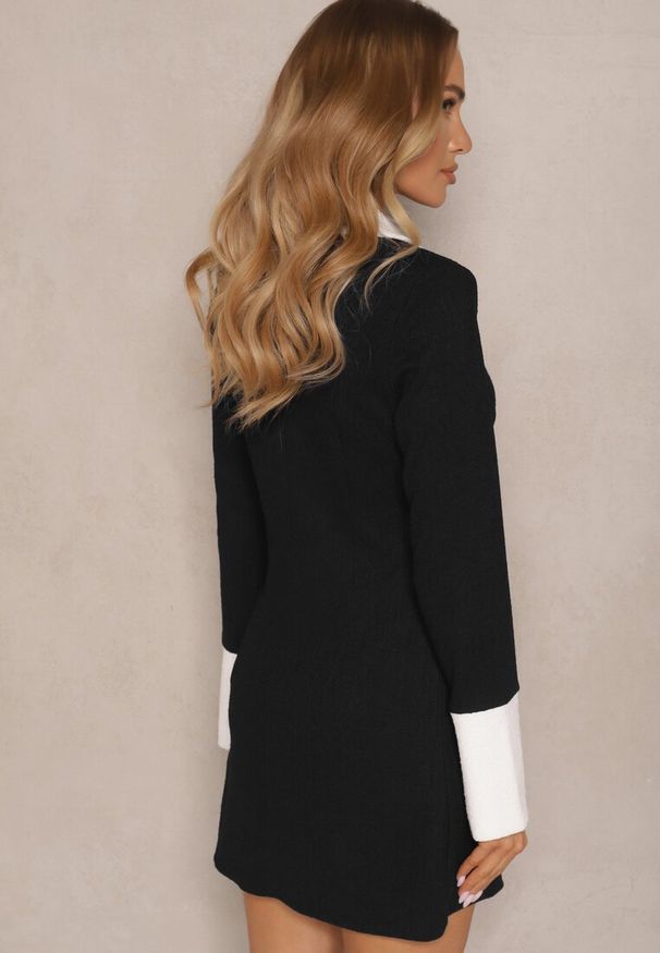 Renee - Czarna Sukienka Ozdobiona Guzikami z Usztywnianymi Ramionami Sewimara. Okazja: na spotkanie biznesowe, na imprezę. Kolor: czarny. Wzór: aplikacja. Styl: biznesowy, elegancki, klasyczny