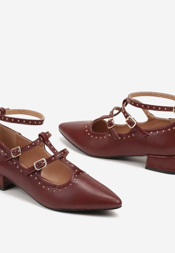 Born2be - Bordowe Czółenka z Ozdobnymi Klamerkami i Nitami Neviamora. Kolor: czerwony. Materiał: jeans. Styl: wizytowy, elegancki