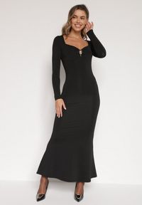 Born2be - Czarna Sukienka z Wiskozą Ozdobiona Metalową Klamrą Refira. Okazja: na co dzień. Kolor: czarny. Materiał: wiskoza. Wzór: aplikacja. Typ sukienki: proste. Styl: wizytowy, casual, elegancki #1