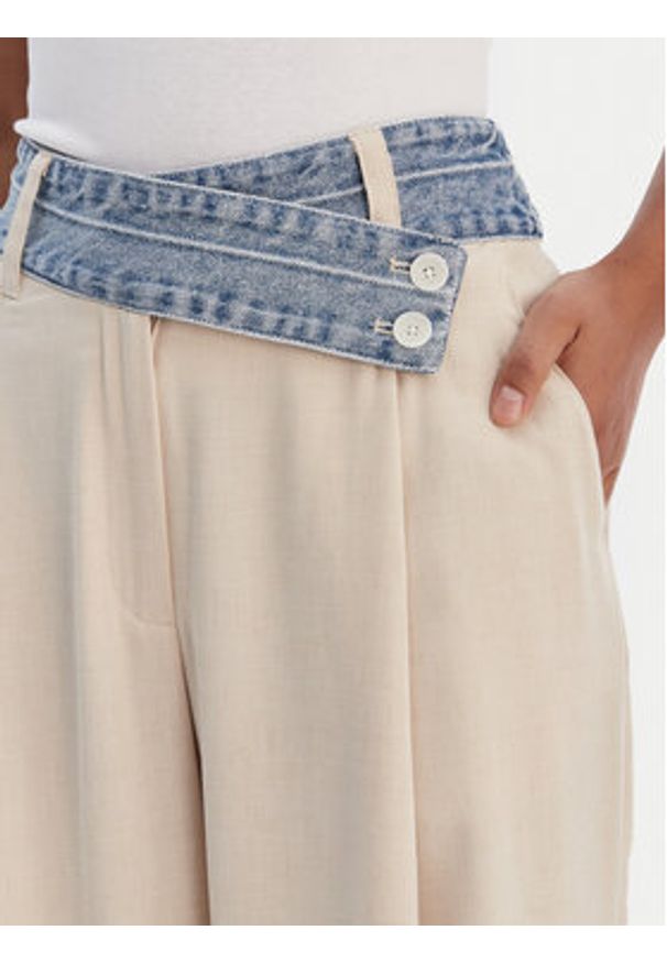 Desigual Spodnie materiałowe 26SWPW28 Beżowy Regular Fit. Kolor: beżowy. Materiał: wiskoza, syntetyk