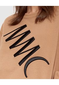 MMC STUDIO - Oversizeowa bluza z logo Label. Kolor: brązowy. Materiał: bawełna, materiał. Długość rękawa: długi rękaw. Długość: długie. Wzór: haft