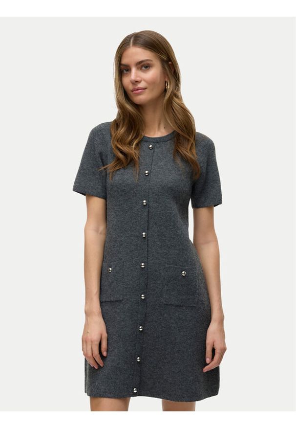 Vero Moda Sukienka dzianinowa Johanna 10333908 Szary Standard Fit. Kolor: szary. Materiał: syntetyk
