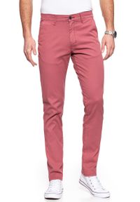 Wrangler - WRANGLER SPODNIE MĘSKIE CHINO BRICK RED W16LHE68G. Materiał: materiał