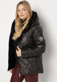 Born2be - Czarna Pikowana Kurtka o Prostym Kroju z Kapturem Avilerie. Okazja: na co dzień. Typ kołnierza: kaptur. Kolekcja: plus size. Kolor: czarny. Materiał: jeans. Styl: casual, elegancki