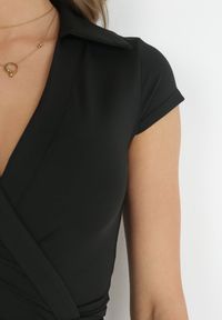 Born2be - Czarna Kopertowa Sukienka Midi Wiązana w Talii Mayella. Okazja: do pracy, na co dzień, na spotkanie biznesowe. Typ kołnierza: dekolt w kształcie V. Kolor: czarny. Typ sukienki: kopertowe. Styl: casual, elegancki, biznesowy. Długość: midi #3