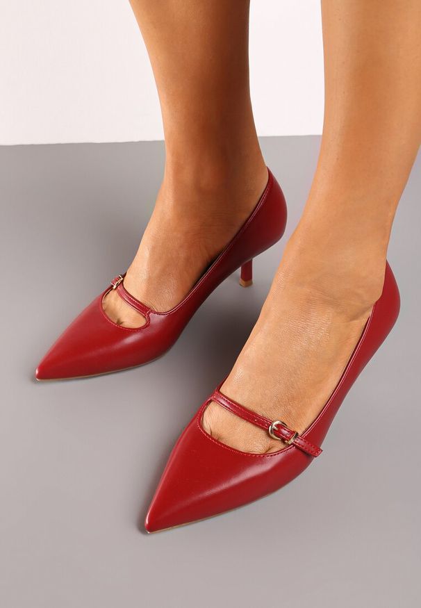 Born2be - Bordowe Czółenka na Szpilce Typu Kaczuszka z Ozdobnym Paskiem Meriadne. Okazja: na spotkanie biznesowe, na co dzień, na imprezę, do pracy. Nosek buta: otwarty. Zapięcie: pasek. Kolor: czerwony. Obcas: na szpilce. Styl: biznesowy, casual, elegancki, klasyczny. Wysokość obcasa: średni