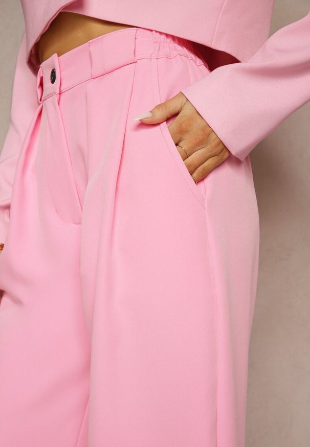 Renee - Różowe Szerokie Spodnie High Waist o Garniturowym Kroju z Zakładkami Uliadorea. Okazja: na co dzień. Stan: podwyższony. Kolor: różowy. Styl: klasyczny, casual, elegancki