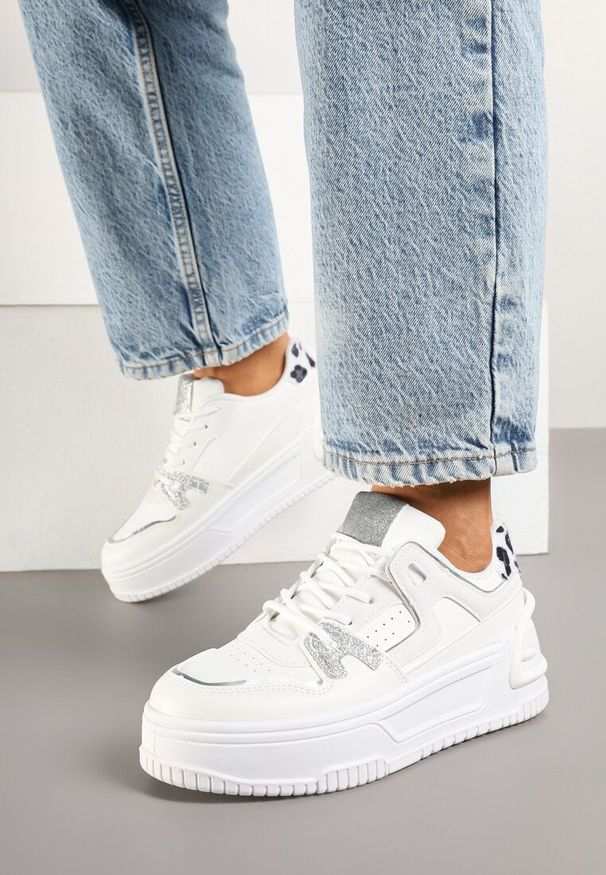 Renee - Białe Sneakersy na Tłoczonej Platformie z Geometrycznym Motywem Eloneo. Okazja: na co dzień. Kolor: biały. Materiał: jeans. Wzór: geometria. Obcas: na platformie