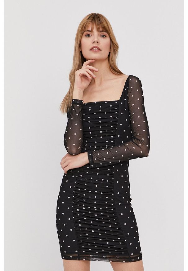 Guess - Sukienka. Kolor: czarny. Materiał: dzianina. Długość rękawa: długi rękaw. Typ sukienki: dopasowane