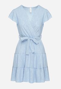 Born2be - Jasnoniebieska Kopertowa Sukienka Ozdobiona Falbanami i Paskiem Liliessa. Okazja: na co dzień. Typ kołnierza: dekolt w kształcie V. Kolor: niebieski. Wzór: aplikacja. Typ sukienki: kopertowe. Styl: klasyczny, casual, elegancki #6