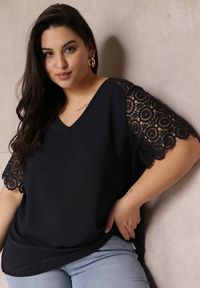 Renee - Granatowa Bluzka z Krótkimi Koronkowymi Rękawami i Wstawką na Plecach Emmari. Kolekcja: plus size. Kolor: niebieski. Materiał: koronka. Długość: krótkie. Styl: elegancki #1