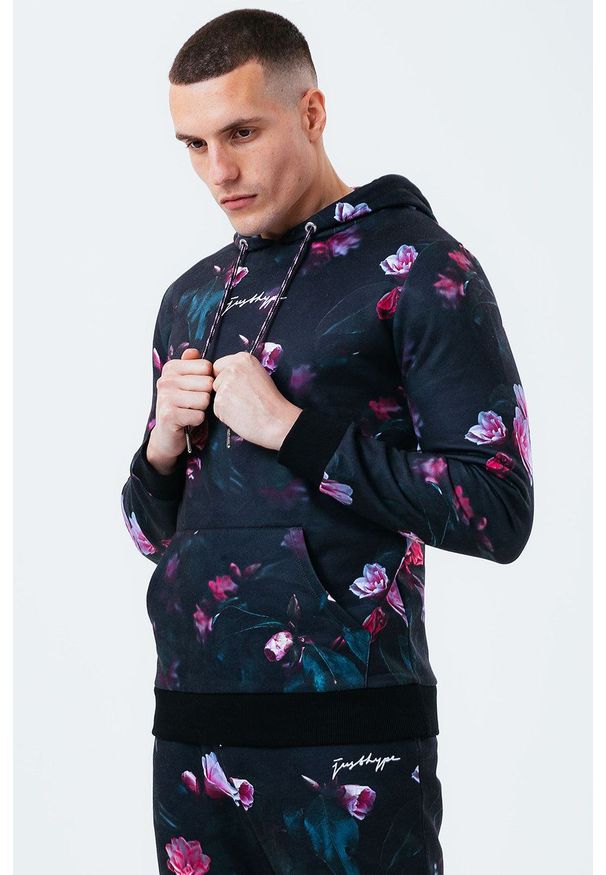 Hype Bluza męska kolor czarny z kapturem wzorzysta. Okazja: na co dzień. Typ kołnierza: kaptur. Kolor: czarny. Materiał: dzianina. Styl: casual