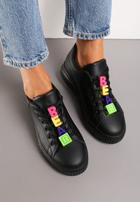 Renee - Czarne Sneakersy na Niskiej Platformie z Kolorowymi Aplikacjami na Sznurówkach Lasteria. Nosek buta: okrągły. Zapięcie: sznurówki. Kolor: czarny. Materiał: materiał. Wzór: aplikacja, kolorowy. Obcas: na platformie. Wysokość obcasa: niski #3