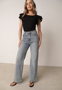 Born2be - Czarna Bawełniana Bluzka o Prostym Kroju z Krótkim Rękawem z Falbanek Himoni. Okazja: do pracy, na co dzień. Typ kołnierza: kołnierz z falbankami. Kolor: czarny. Materiał: bawełna. Długość rękawa: krótki rękaw. Długość: krótkie. Styl: elegancki, klasyczny, casual #7