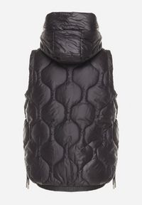 Born2be - Czarna Pikowana Kamizelka z Odpinanym Kapturem i Ściągaczami Liosta. Okazja: na co dzień, na spotkanie biznesowe. Kolor: czarny. Materiał: jeans. Styl: casual, biznesowy #4