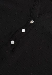 Renee - Czarna Bluzka z Guzikami z Tkaniny Plumeti Jorale. Kolor: czarny. Materiał: tkanina. Styl: elegancki #4