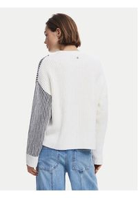 Desigual Sweter Nome 25WWJF26 Biały Regular Fit. Kolor: biały. Materiał: syntetyk