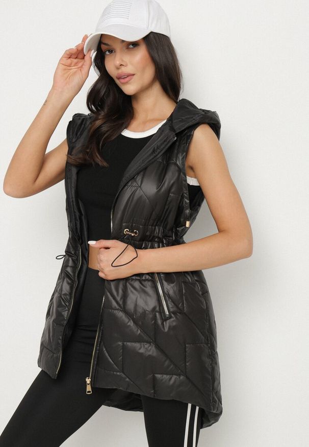 Born2be - Czarna Kamizelka Pikowana z Nieodpinanym Kapturem Lisandora. Okazja: na spacer. Kolor: czarny. Sezon: wiosna. Styl: klasyczny