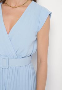 Born2be - Jasnoniebieski Kombinezon o Kopertowym Kroju z Plisami i Paskiem w Talii Salivania. Okazja: na studniówkę, na ślub cywilny, na wesele, na imprezę. Kolor: niebieski. Styl: elegancki, klasyczny #4