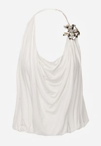 Renee - Biały Marszczony Top Halter z Łańcuszkiem i Kwiatem Przy Dekolcie Idivanna. Okazja: na imprezę. Typ kołnierza: dekolt halter. Kolor: biały. Materiał: jeans. Wzór: kwiaty. Styl: elegancki #2