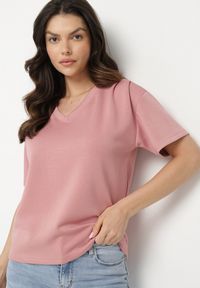Born2be - Różowy T-shirt z Trójkątnym Dekoltem Foniriela. Okazja: na co dzień, do pracy. Kolor: różowy. Materiał: jeans. Styl: casual #4