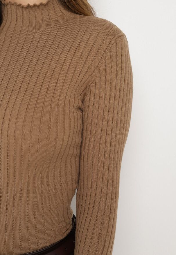 Born2be - Brązowy Sweter z Półgolfem Prążkowany Kikida. Okazja: na co dzień. Kolor: brązowy. Materiał: prążkowany. Długość rękawa: długi rękaw. Długość: długie. Styl: elegancki, casual