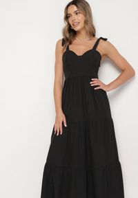 Born2be - Czarna Rozkloszowana Sukienka z Wiskozą Ozdobiona Wiązaniem na Ramiączkach Meravessa. Okazja: na spacer. Kolor: czarny. Materiał: wiskoza. Długość rękawa: na ramiączkach. Wzór: aplikacja #2