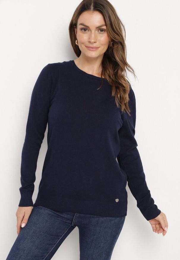 Born2be - Granatowy Sweter w Klasycznym Stylu Irimarie. Okazja: na co dzień. Kolor: niebieski. Materiał: jeans. Styl: klasyczny