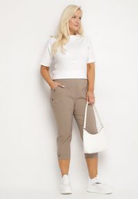 Born2be - Beżowe Spodnie z Wiskozą i Ozdobnymi Guzikami Lireza. Okazja: na co dzień. Kolor: beżowy. Materiał: wiskoza. Styl: klasyczny, casual #5
