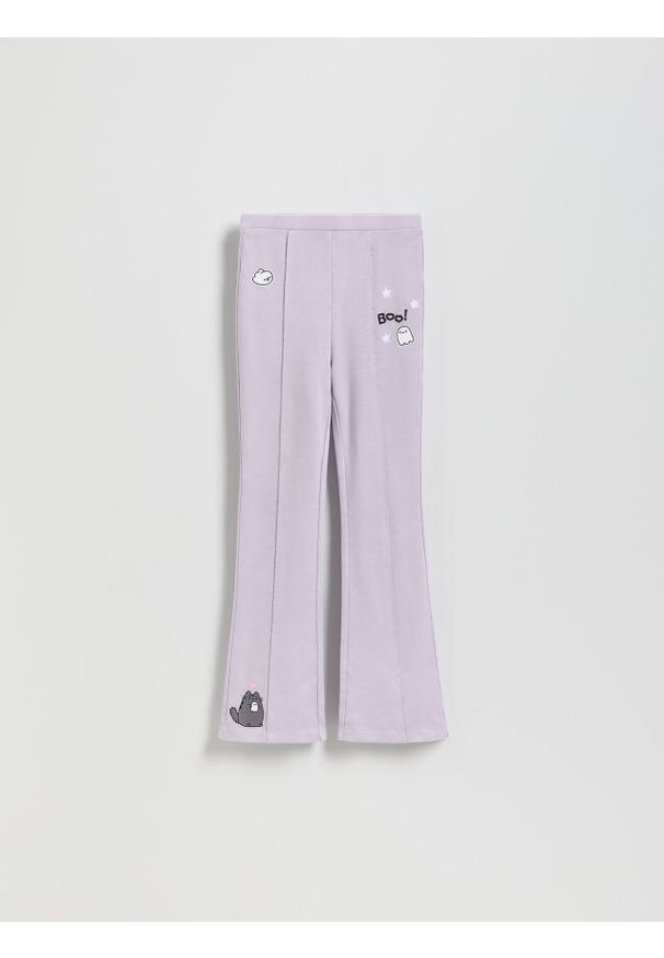 Reserved - Spodnie flare Pusheen - lawendowy. Kolor: fioletowy. Materiał: bawełna