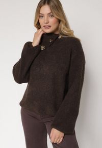 Born2be - Brązowy Golf z Wełną i Metalicznymi Guzikami Vidora. Okazja: na co dzień. Typ kołnierza: golf. Kolor: brązowy. Materiał: wełna. Wzór: aplikacja. Styl: casual, elegancki #1