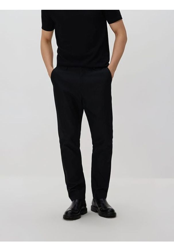 Reserved - Spodnie chino slim fit - czarny. Kolor: czarny. Materiał: wiskoza, tkanina
